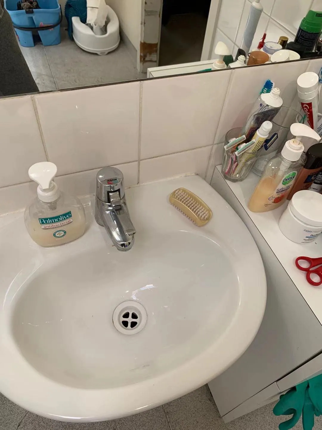 Pedestal sink after cleaning