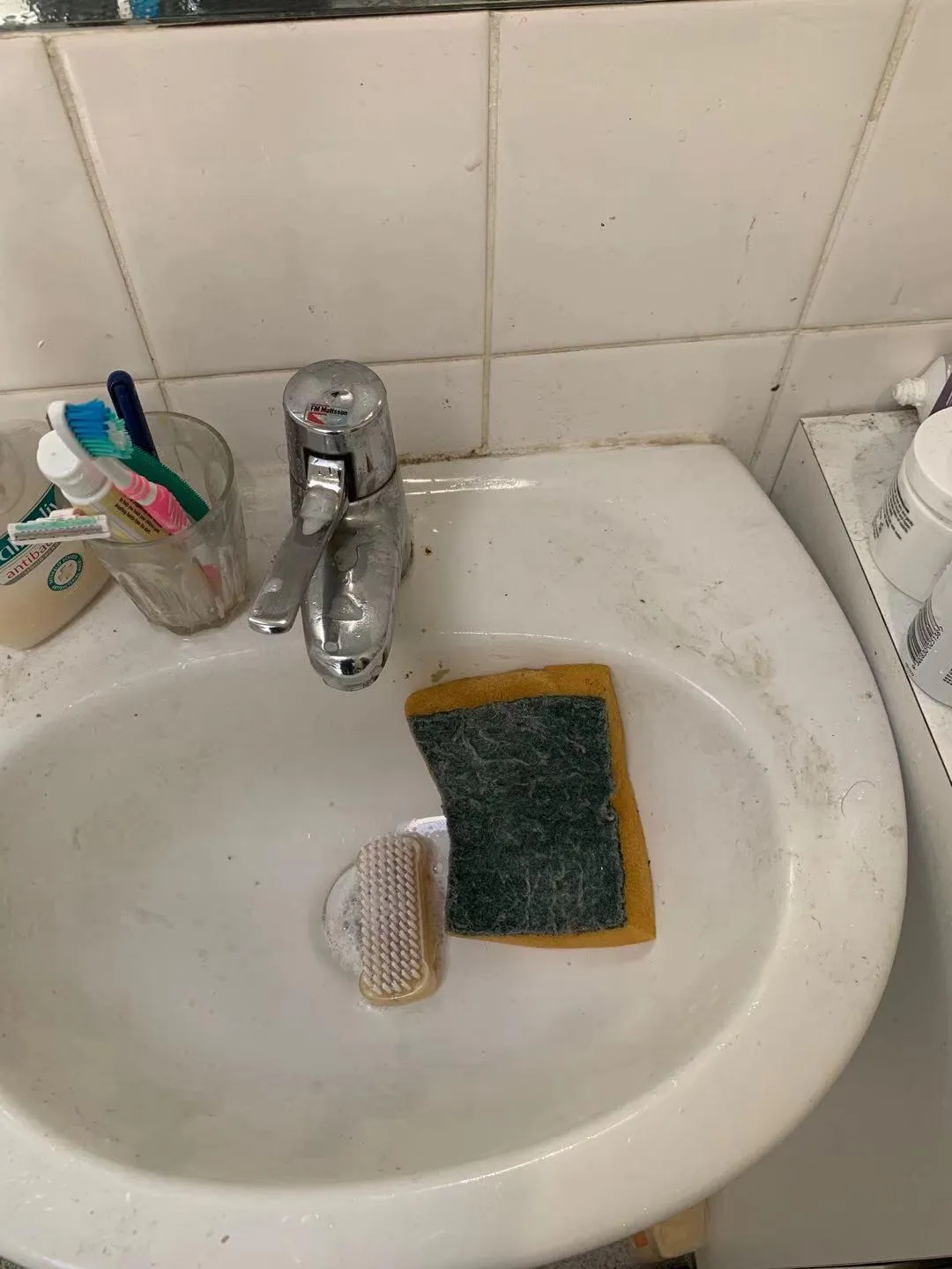 Pedestal sink before cleaning