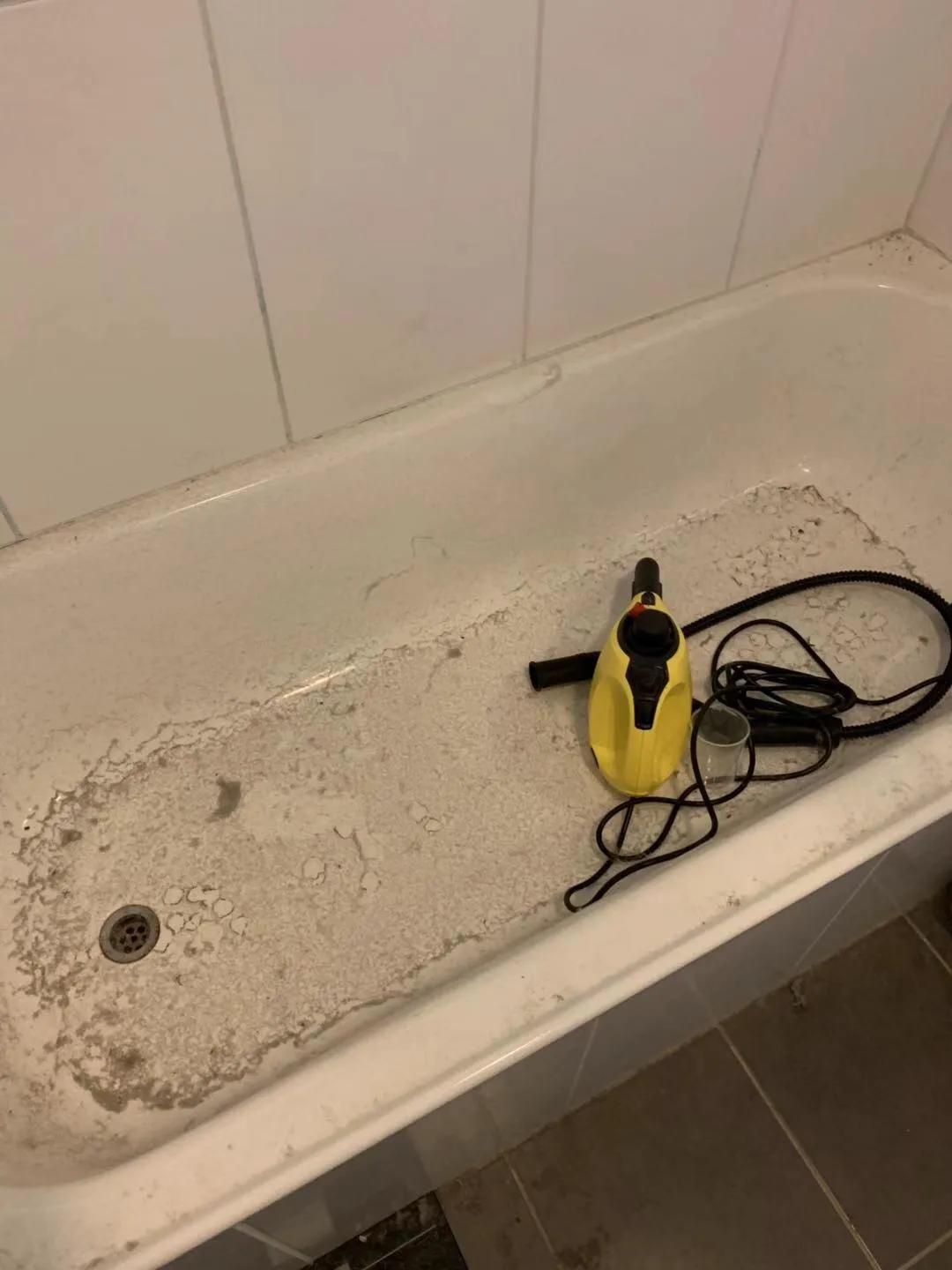 Bathtub before cleaning