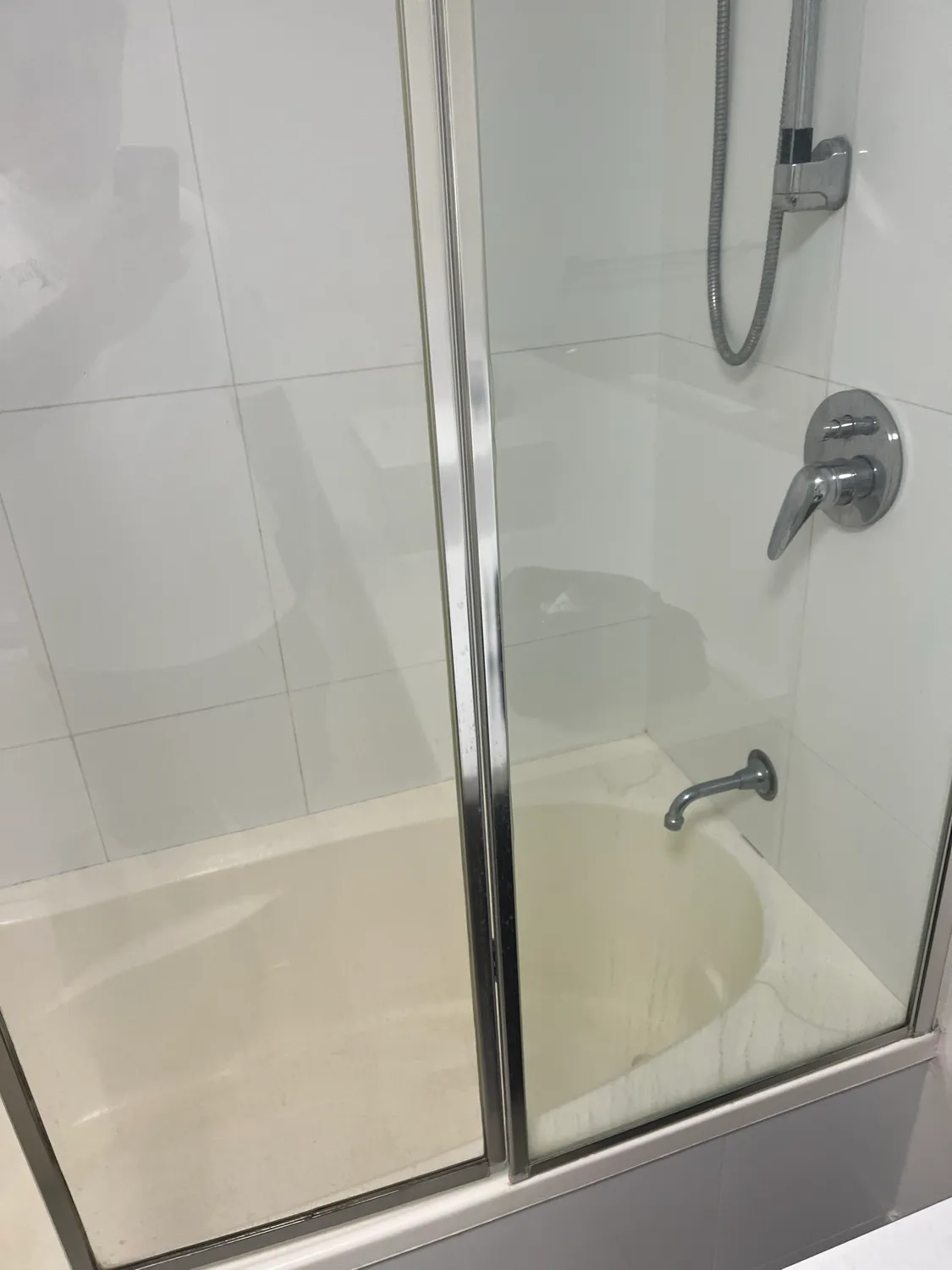 Bathtub glass screen before cleaning