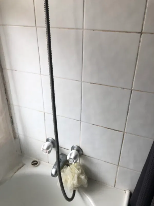 Bathtub tiles and taps before cleaning