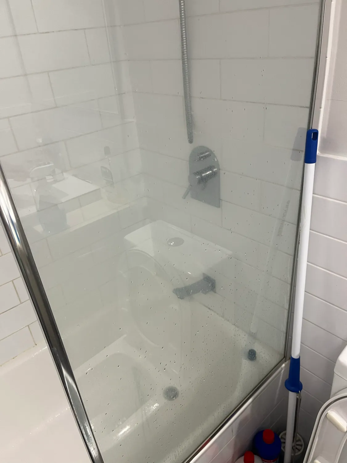 Bathtub with shower glass before cleaning